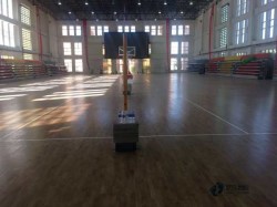 懸浮運動館木地板施工隊